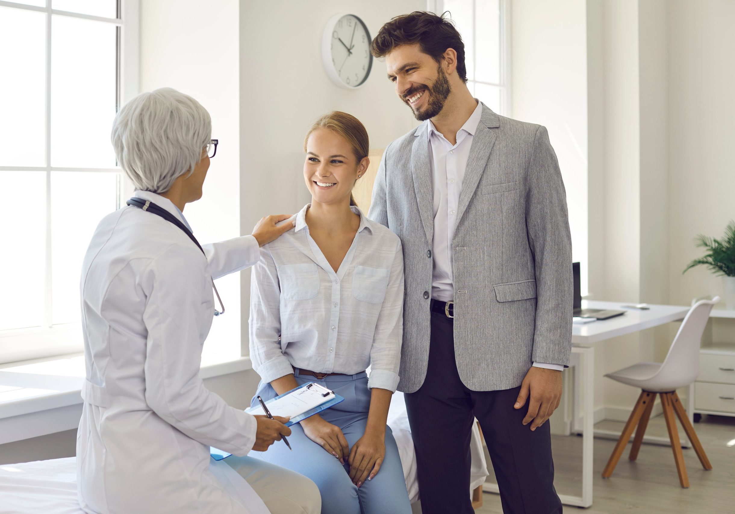 Good,Supportive,Family,Practitioner,Talking,To,Future,Parents.,Happy,Smiling